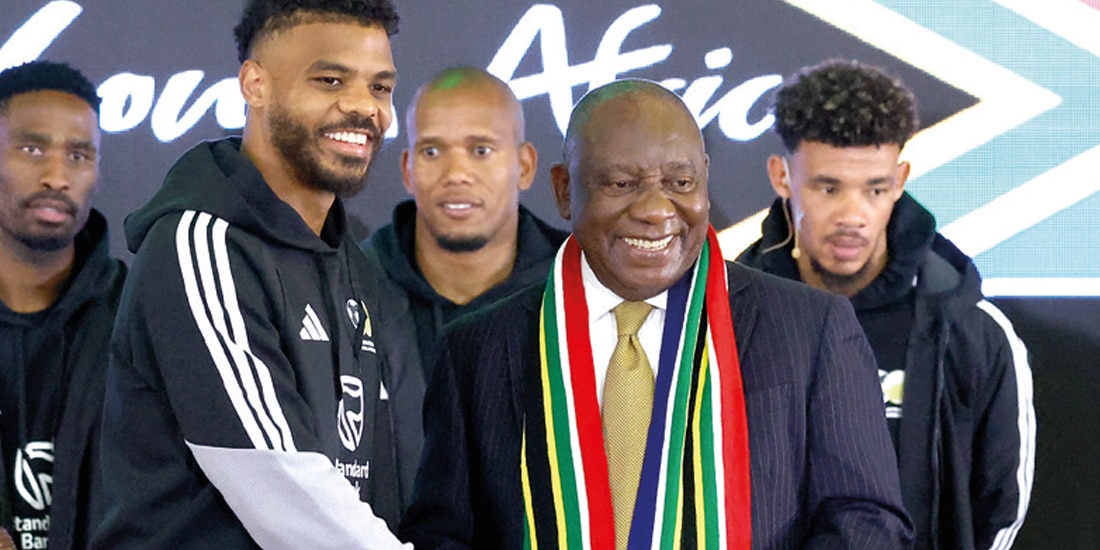 EL ATACANTE (IZQ.) saluda a Cyril Ramaphosa, presidente de Sudáfrica, durante el anuncio de la convocatoria, ayer