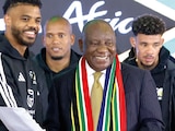 EL ATACANTE (IZQ.) saluda a Cyril Ramaphosa, presidente de Sudáfrica, durante el anuncio de la convocatoria, ayer