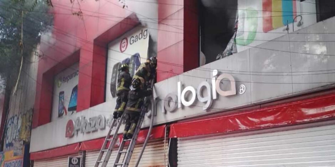 Incendio consume 2 locales de la Plaza de la Tecnología, en la colonia Centro