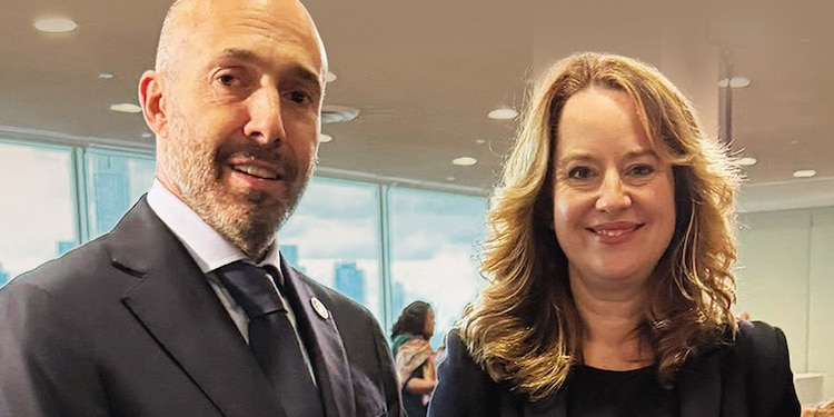 El directivo Jack Landsmanas Stern, junto a Amy Pope, directiva de la ONU, en imagen de archivo.