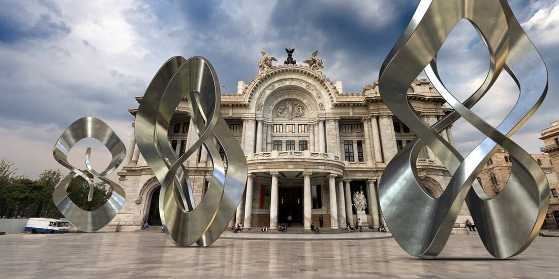 Obras de la serie Opus que se pueden apreciar en la explanada del Palacio de Mármol.