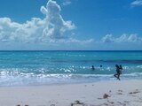 Así lucen las playas de Cancún en el regreso a la nueva normalidad.