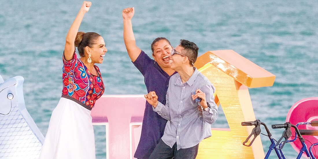 Mara Lezama junto con un joven con discapacidad y su mamá, ayer.