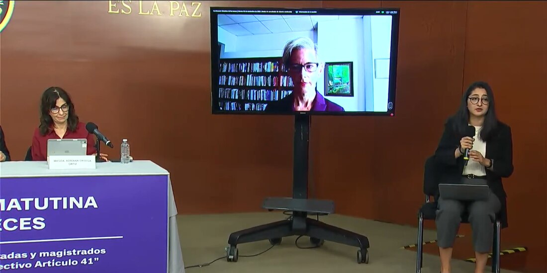 La relatora especial de la ONU (centro), Margaret Satterthwaite, ayer.