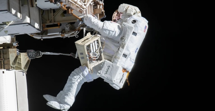 Victor J. Glover realizando un raslado desde la estructura P6 tras completar una tarea de la Actividad Extravehicular 69