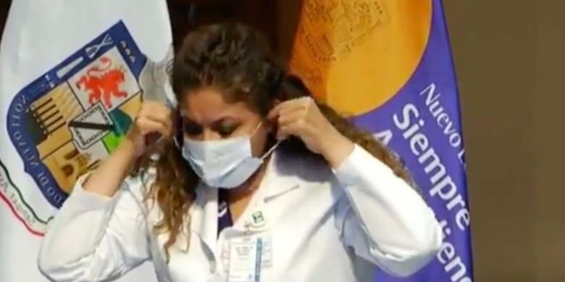 Amalia Becerra, subdirectora del Hospital Metropolitano, se coloca un cubrebocas al concluir la conferencia de prensa.