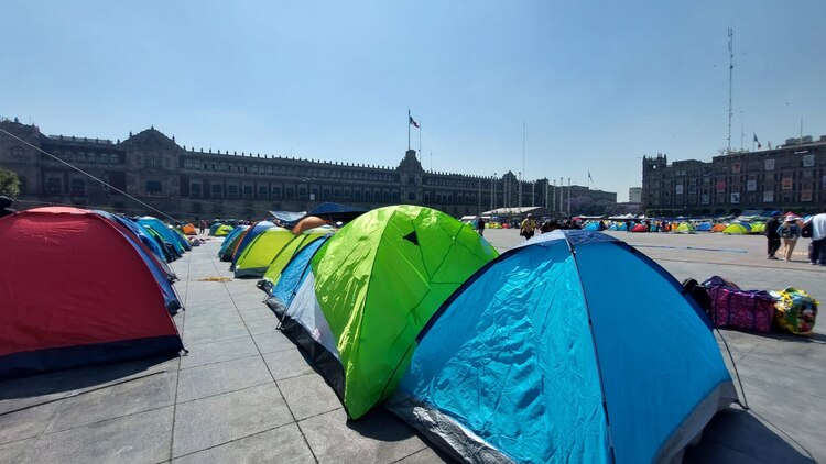 CNTE instala plantón frente a Palacio Nacional
