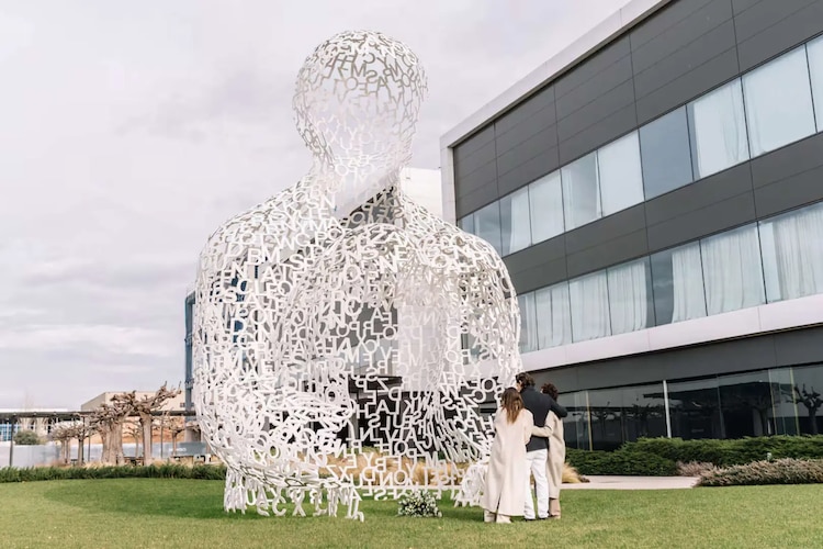Hermanos Andic junto a estatua en honor a su padre
