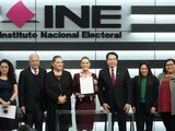 La aspirante presidencial (centro) con la presidenta del INE (izq.) y líderes de Morena, PT y PVEM, ayer.