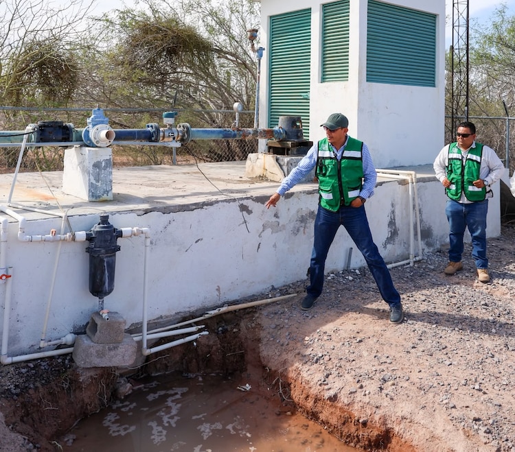 Personal técnico trabaja en la reparación de las bombas y motores afectados para restablecer el servicio a la brevedad.