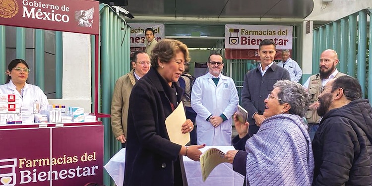 Delfina Gómez, gobernadora del Estado de México, ayer, en la inauguración de una de las Farmacias del Bienestar en Naucalpan.
