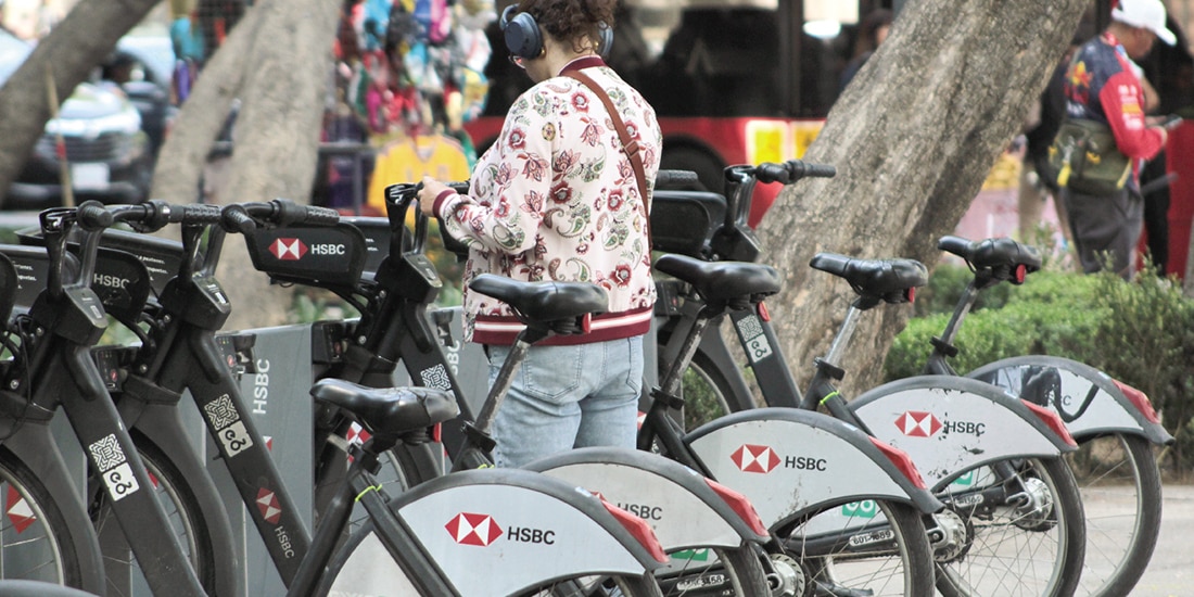 Una joven toma la Ecobici en Reforma, el pasado 29 de enero.