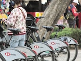 Una joven toma la Ecobici en Reforma, el pasado 29 de enero.