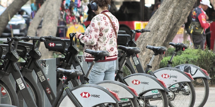 Una joven toma la Ecobici con el asiento menos dañado, en Reforma, el pasado 29 de enero.