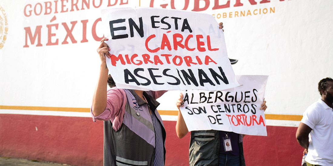 Activistas protestaron afuera de la Estación Migratoria Siglo XXI el 25 de marzo de 2024. Denunciaron que 55 personas habían muerto durante las últimas dos administraciones.