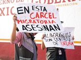 Activistas protestaron afuera de la Estación Migratoria Siglo XXI el 25 de marzo de 2024. Denunciaron que 55 personas habían muerto durante las últimas dos administraciones.