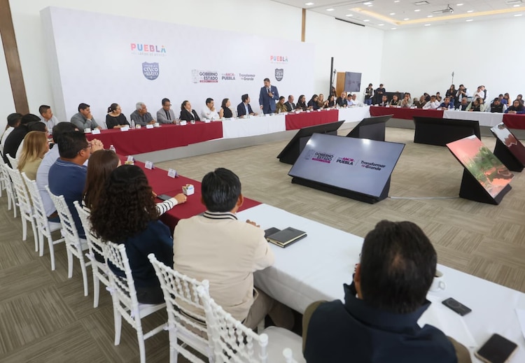 Primera mesa de trabajo entre autoridades federales y los 22 municipios de la cuenca.