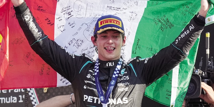 ASÍ SE VIVIERON
los festejos del
piloto italiano tras
su victoria en casa.