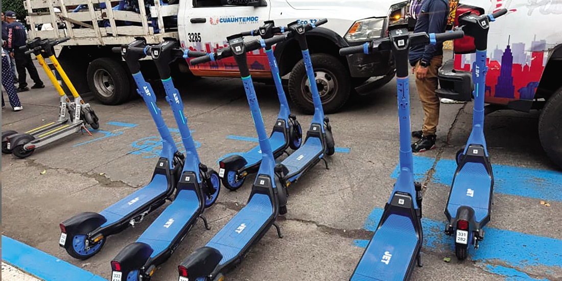 La alcaldía Cuauhtémoc retira scooters eléctricos, el 19 de agosto pasado.