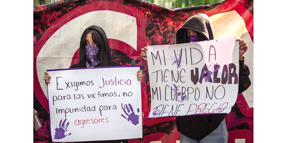 JÓVENES DEL IPN protestan contra la violencia digital, en 2024.