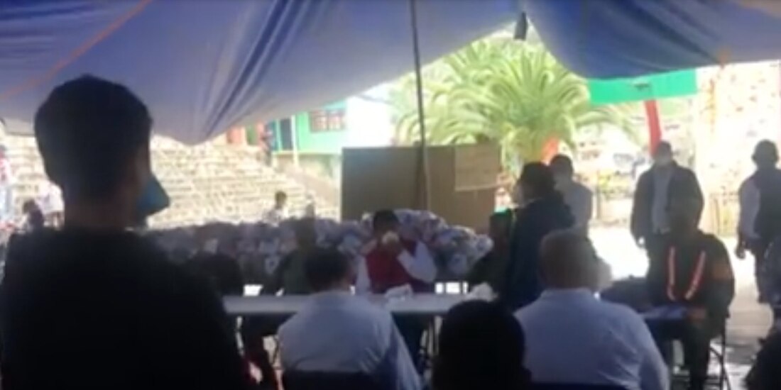 La médico tomó el micrófono para presentar su exigencia al gobernador.