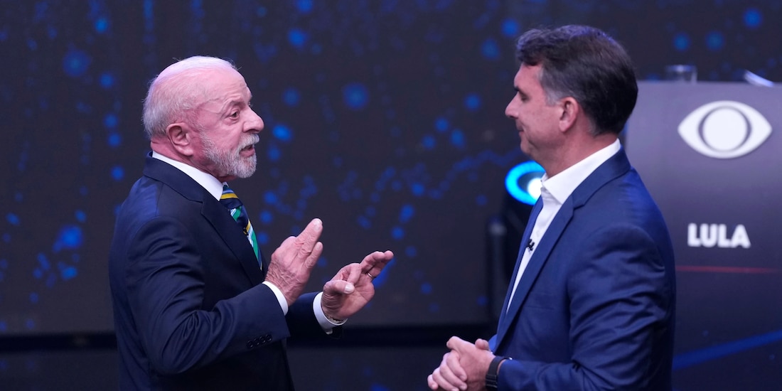 Lula da Silva y Flávio Bolsonaro durante el primer debate presidencial previo a la segunda vuelta, el 25 de octubre.