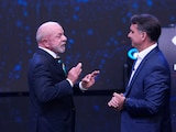 Lula da Silva y Flávio Bolsonaro durante el primer debate presidencial previo a la segunda vuelta, el 25 de octubre.