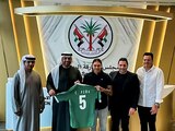 Carlos "Gullit" Peña posa con la playera del Al-Dhaid Sharjah de Emiratos Árabes Unidos, su nuevo club