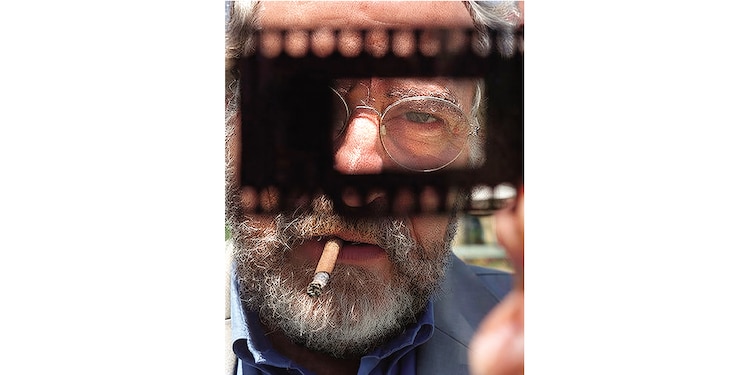 Ripstein mirando a través de un rollo de película (2025).