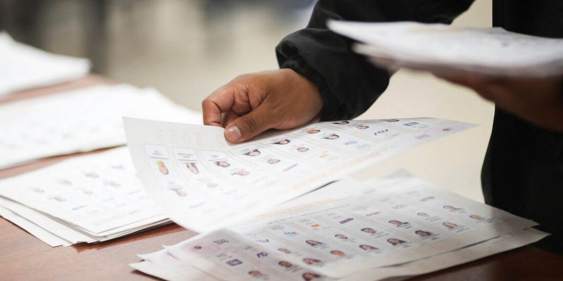 Cierran casillas de la elección presidencial ensombrecida por la violencia en Ecuador.