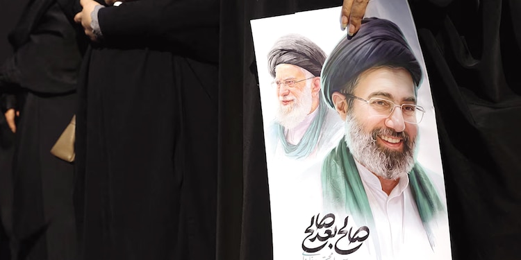 Una mujer sostiene una imagen de Mojtaba Jamenei, el 11 de marzo.