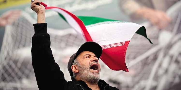 Un partidario del Gobierno iraní corea consignas, ayer.