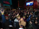 Cientos de personas celebraron el inicio del año en el centro de Las Vegas, ayer.