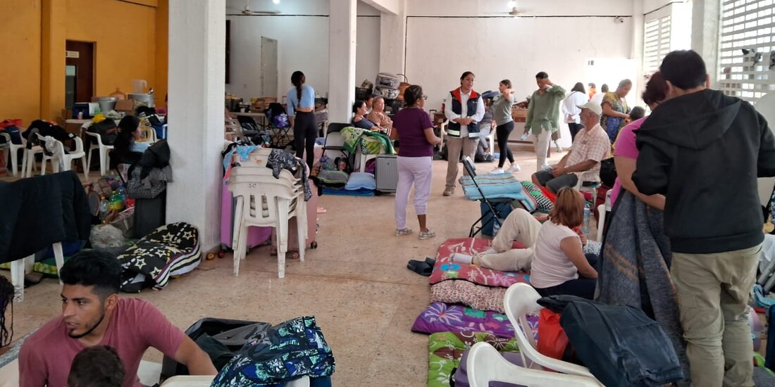 Familias se mantienen resguardadas en refugios temporales, en Acapulco, ayer.