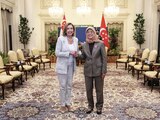 La líder de la Cámara de Representantes de EU, Nancy Pelosi (izq.), con la presidenta de Singapur, Halimah Yacob, ayer.
