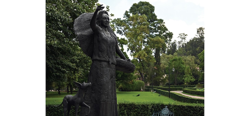 ESCULTURA de Dolores Olmedo que da la bienvenida.