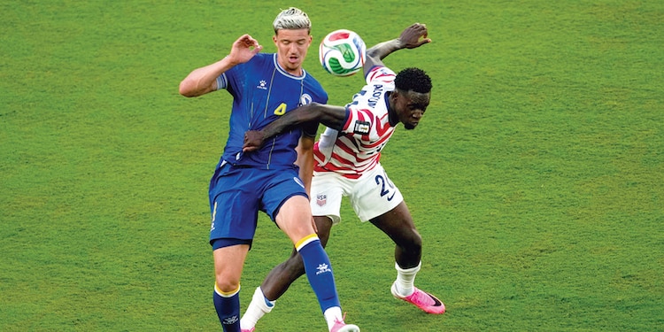 ASÍ fue la falta de Folarin Balogun sobre Tarik Muharemovic, en el triunfo de
EU sobre Bosnia en la justa.