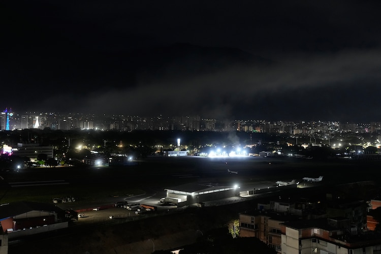 Se eleva humo en el aeropuerto de La Carlota tras escucharse explosiones y aviones volando a baja altura en Caracas, Venezuela, el sábado 3 de enero de 2026.