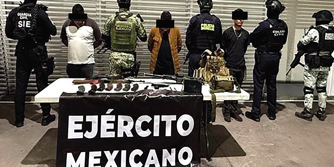 Elementos del Gabinete de Seguridad al custodiar ayer a los detenidos.