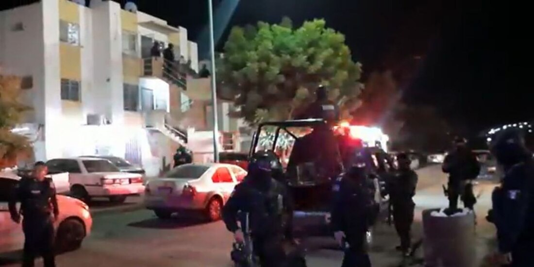 Investigan a policía estatal que amenazó con su arma a periodista en Sinaloa.