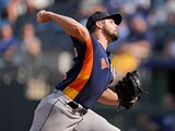 El relevista de los Astros de Houston Kendall Graveman lanza en la novena entrada del juego ante los Reales de Kansas City.