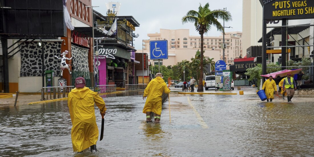 En Cancún, QRoo, calles se inundaron por el paso de Helene, ayer.