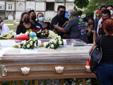 Familiares y amigos de Rosalba "G" y de sus hijas de 11 y 13 años, víctimas de feminicio, acudieron a darles el último adiós en el cementerio Siglo XXI de Campeche.