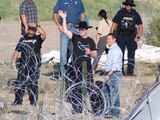 Elon Musk (de negro) conversa con el representante Tony Gonzales, ayer, en Eagle Pass, en la frontera con México.