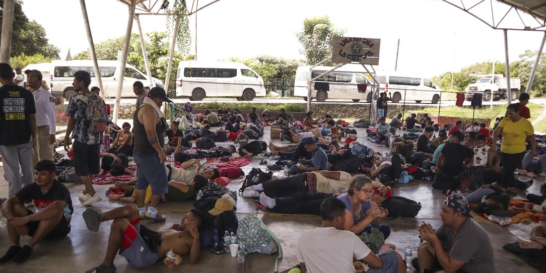 Migrantes que viajan en caravana descansan en Huixtla, el domingo pasado.