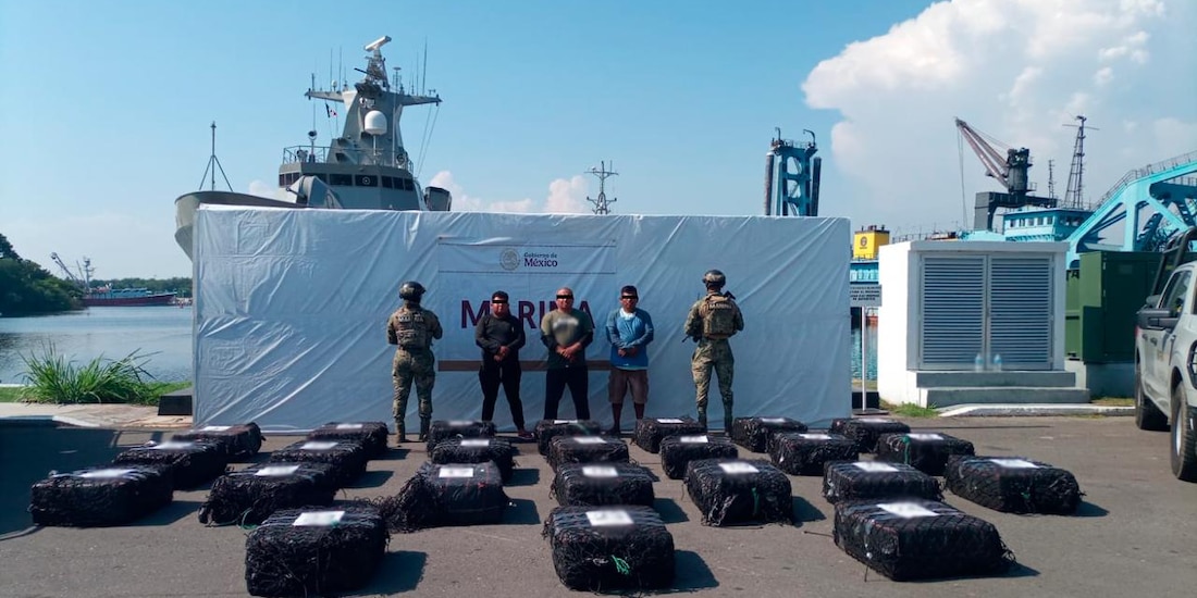 Personal de la Secretaría de Marina interceptó cuatro embarcaciones frente a las costas de Oaxaca y Chiapas, donde aseguró cerca de 4.4 toneladas de cocaína y detuvo a 16 personas.
