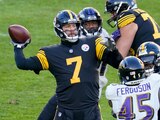 Ben Roethlisberger (7) lanza el ovoide durante el duelo ante Ravens en Heinz Field.
