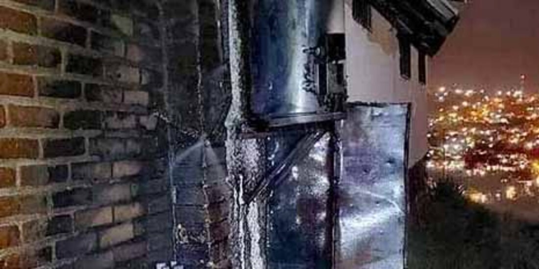 La pared y un boiler que estaban junto a uno de los tanques afectados muestran el daño por el fuego.