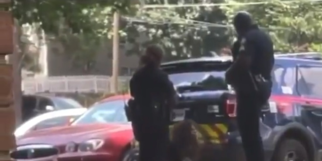 Un policía de Estados Unidos dio una patada en la cara a una mujer ya inmovilizada