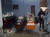 Una funeraria de Bolivia siendo inspeccionada por elementos de salubridad local.